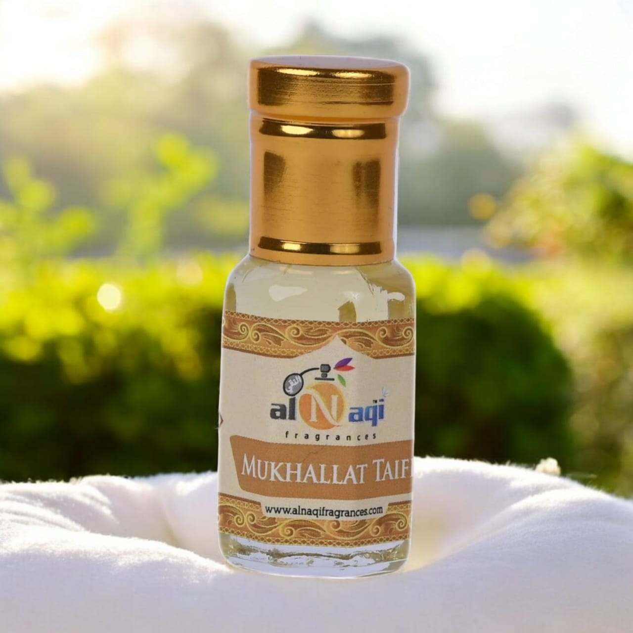 Unisex fragrance with a blend of floral and woody notes