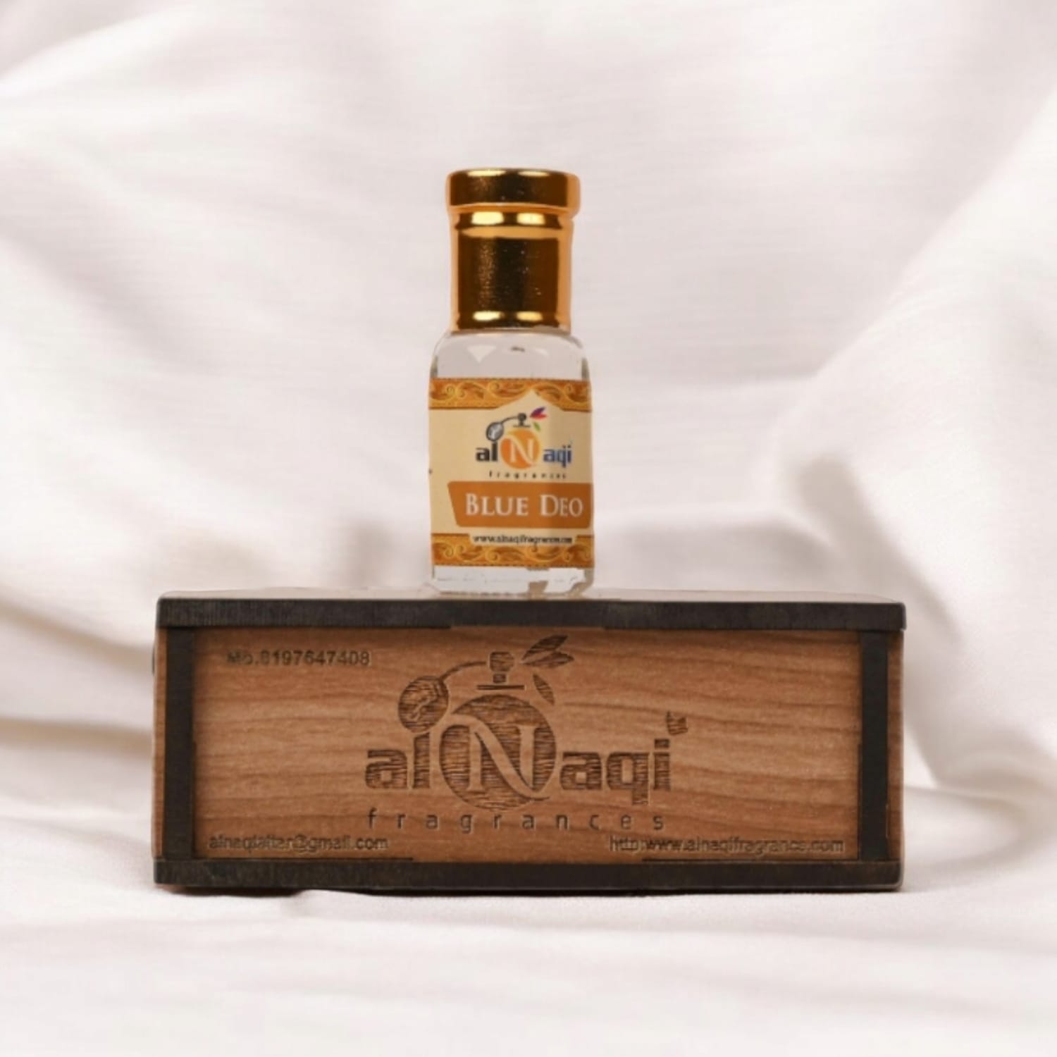 Stylish perfume bottle with a refreshing aroma, suitable for men and women.