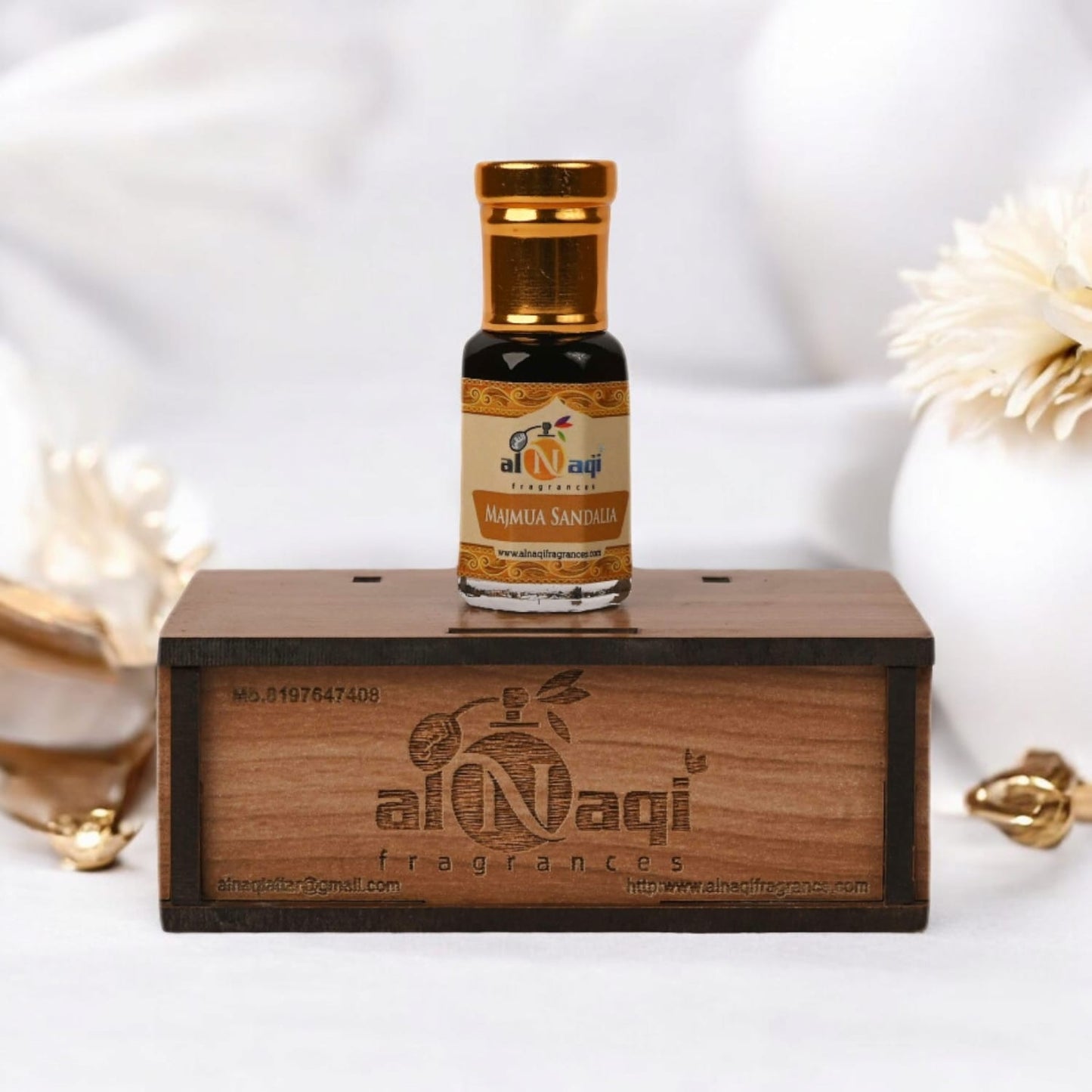 Unisex fragrance with a blend of floral and woody notes for daily wear.