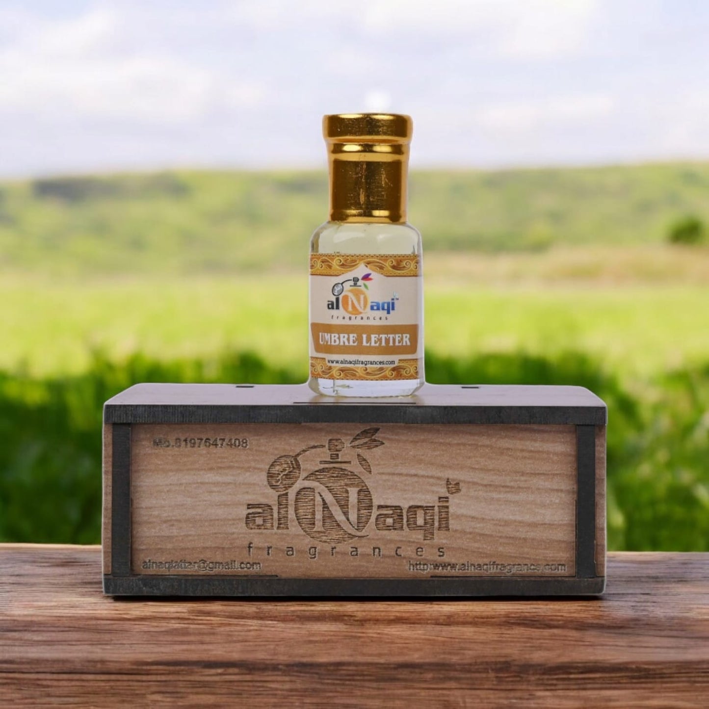 Unisex perfume with a deep, inviting aroma, suitable for both men and women.