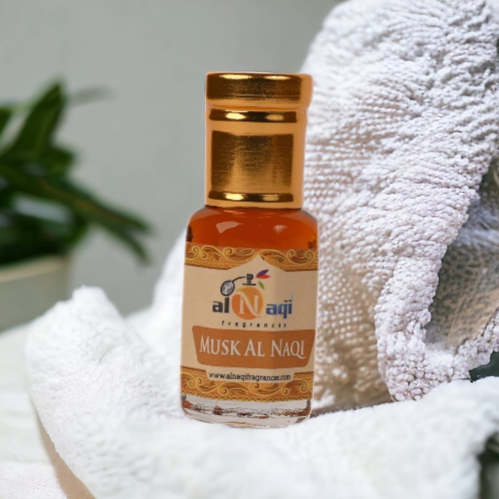 Warm and rich fragrance settling into a wooden base