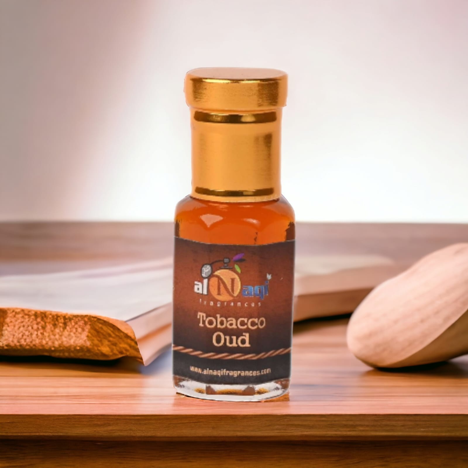 Smoky tobacco and warm woods in a refined perfume